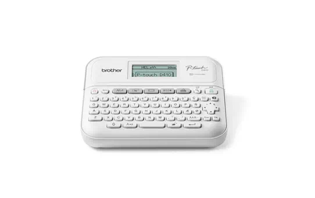 Ein weißer Brother P-touch Etikettendrucker mit Tastatur und kleinem Display.