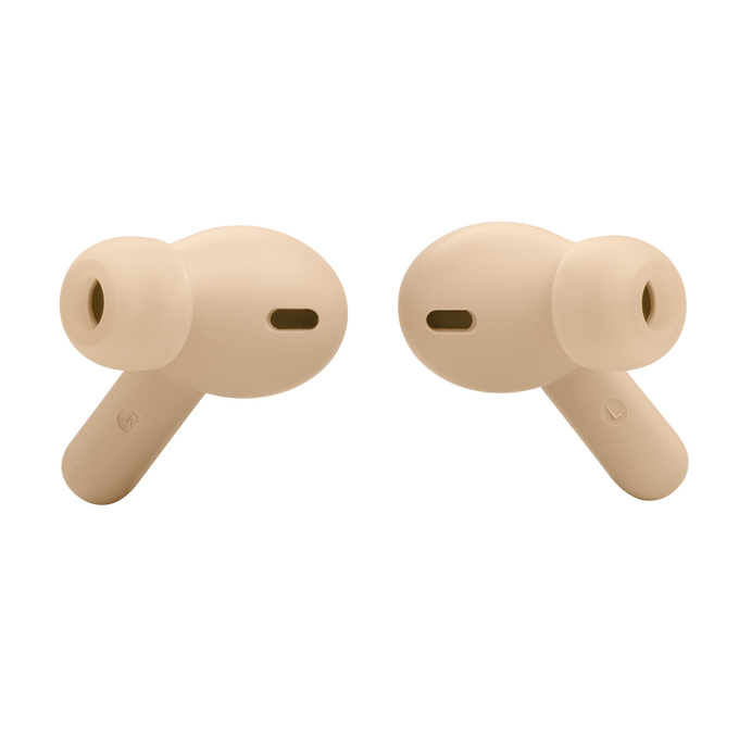 Dos auriculares inalámbricos beige sobre fondo negro.