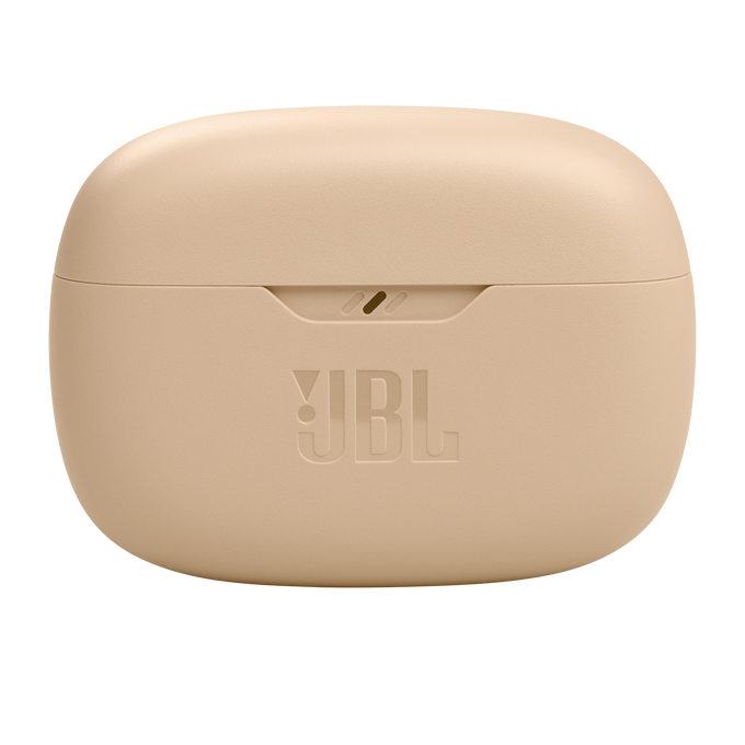 Estuche de auriculares JBL beige con el logotipo de JBL en la parte delantera, aislado en negro.