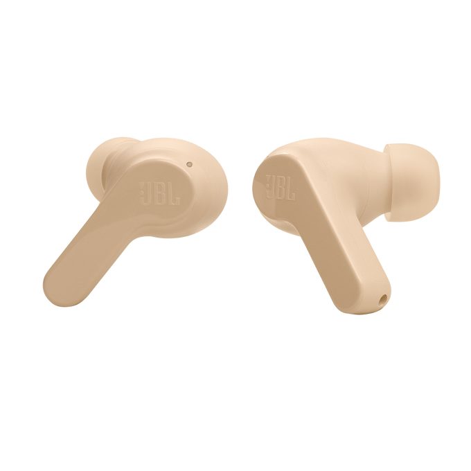 Dos auriculares inalámbricos JBL beige sobre fondo negro. Los auriculares están enfocados.