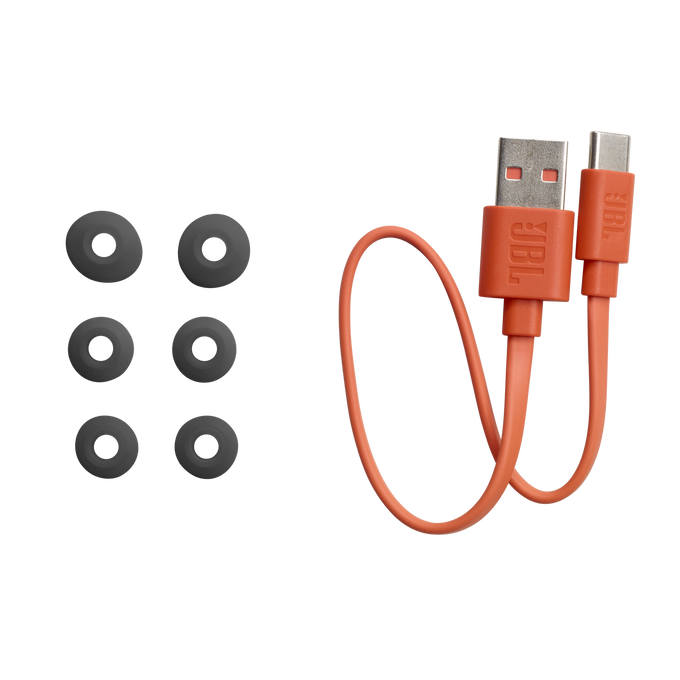 Puntas para los oídos y un cable de carga para auriculares JBL, cable naranja y puntas negras sobre fondo negro.