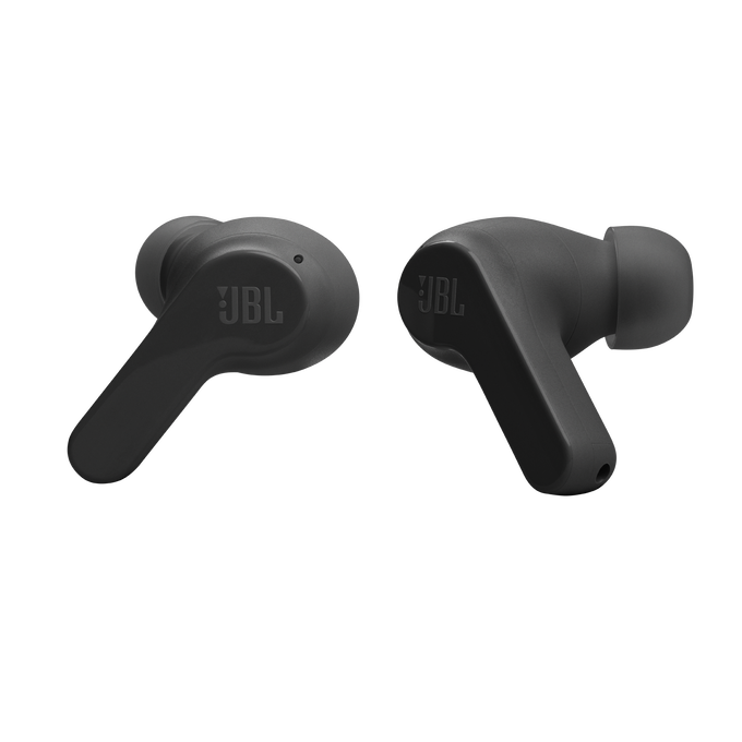 Dos auriculares inalámbricos JBL negros sobre un fondo negro, primer plano.