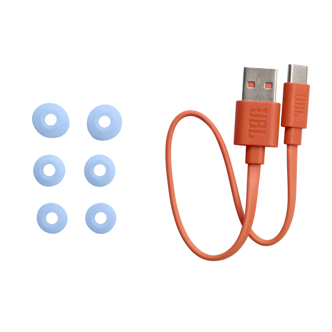 Auriculares y un cable de carga USB, colores naranja y blanco sobre un fondo negro.