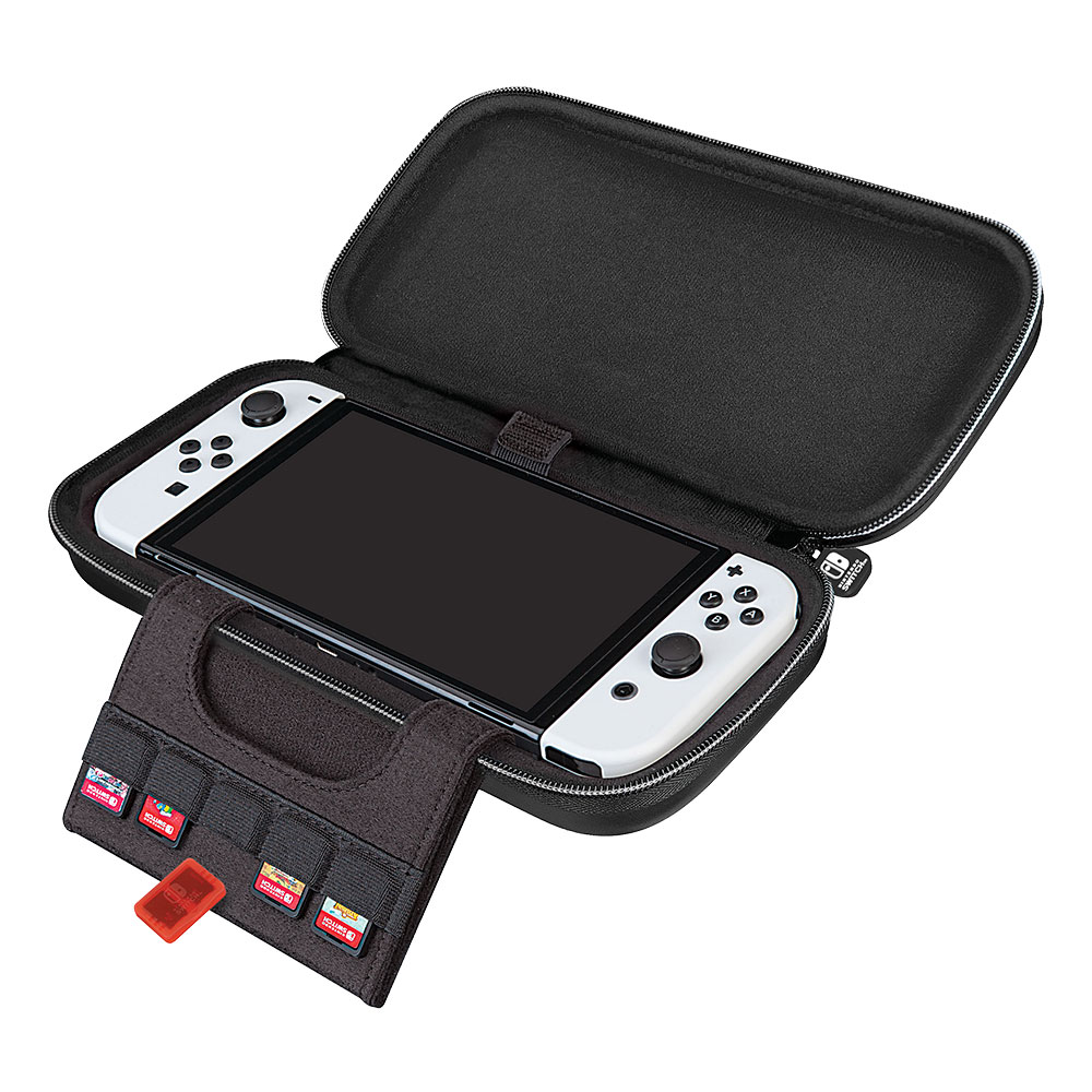 Consola Nintendo Switch en una funda de transporte negra con cartuchos de juego.