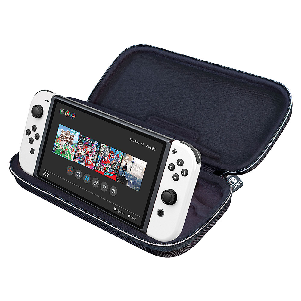 Consola Nintendo Switch blanca dentro de una funda azul marino. Varias carátulas de juegos visibles.