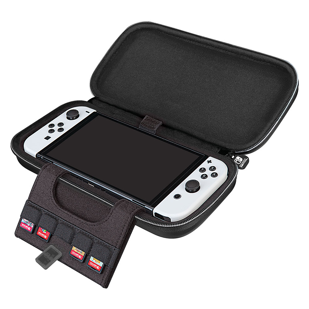 Nintendo Switch en un estuche negro, con cartuchos de juego visibles sobre fondo blanco.