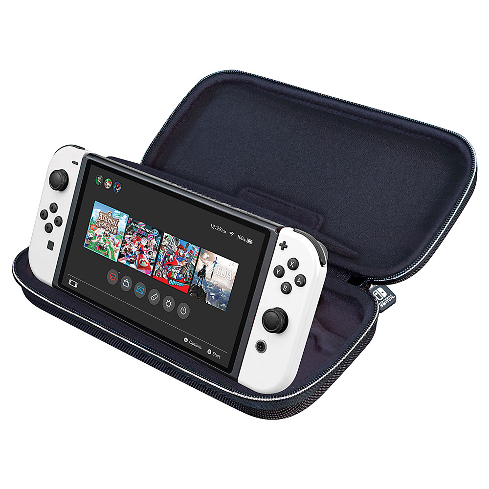 Consola Nintendo Switch dentro de un estuche abierto, con cartuchos de juego visibles.
