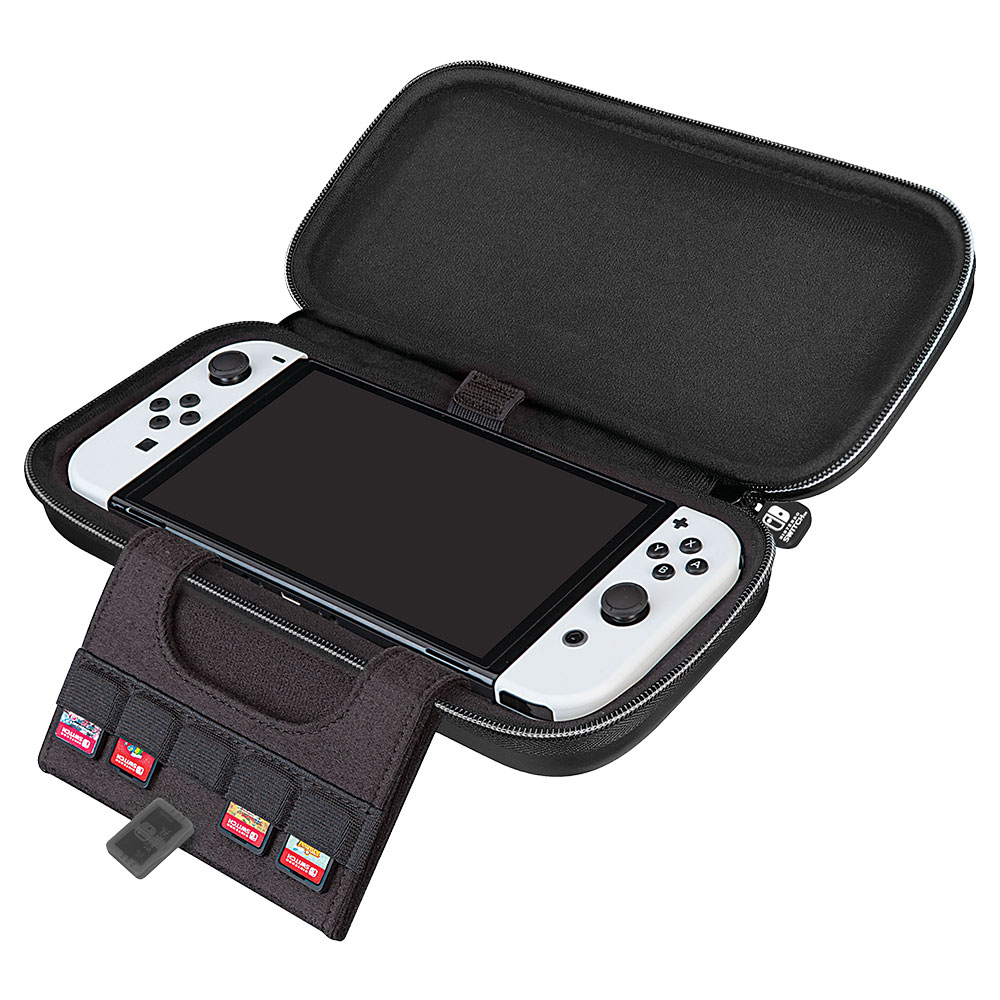 Una funda negra abierta con un Switch blanco y accesorios sobre un fondo blanco.