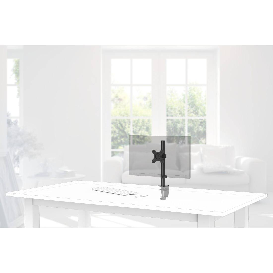 Un soporte de monitor con brazo negro y abrazadera, colocado en un escritorio blanco. Fondo blanco.