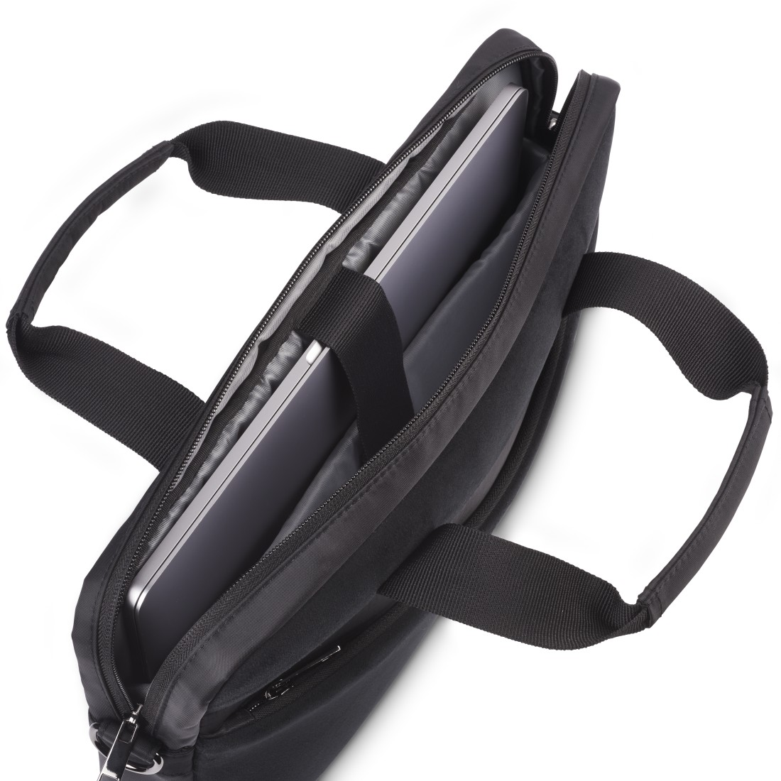 Schwarze Laptoptasche offen, mit Laptop darin, vor weißem Hintergrund, Draufsicht.