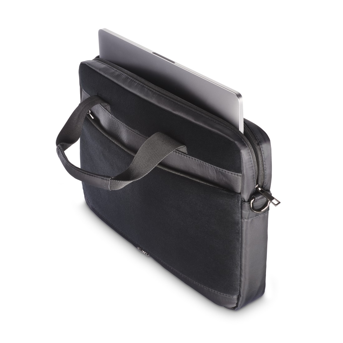 Schwarze Laptoptasche mit Griff, Laptop sichtbar, vor weißem Hintergrund.