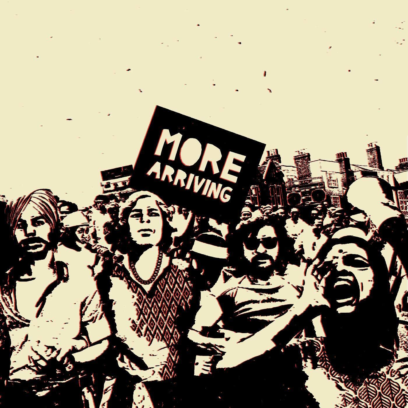 Protest mit Menschen, die ein Schild mit der Aufschrift 'MORE ARRIVING' halten. Menge im Hintergrund, Sepia-Ton.