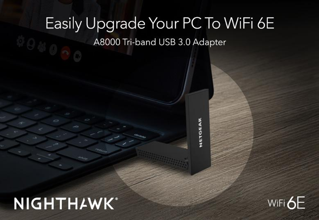 Ein Laptop mit USB-Adapter und Text zum Upgrade auf WiFi 6E.