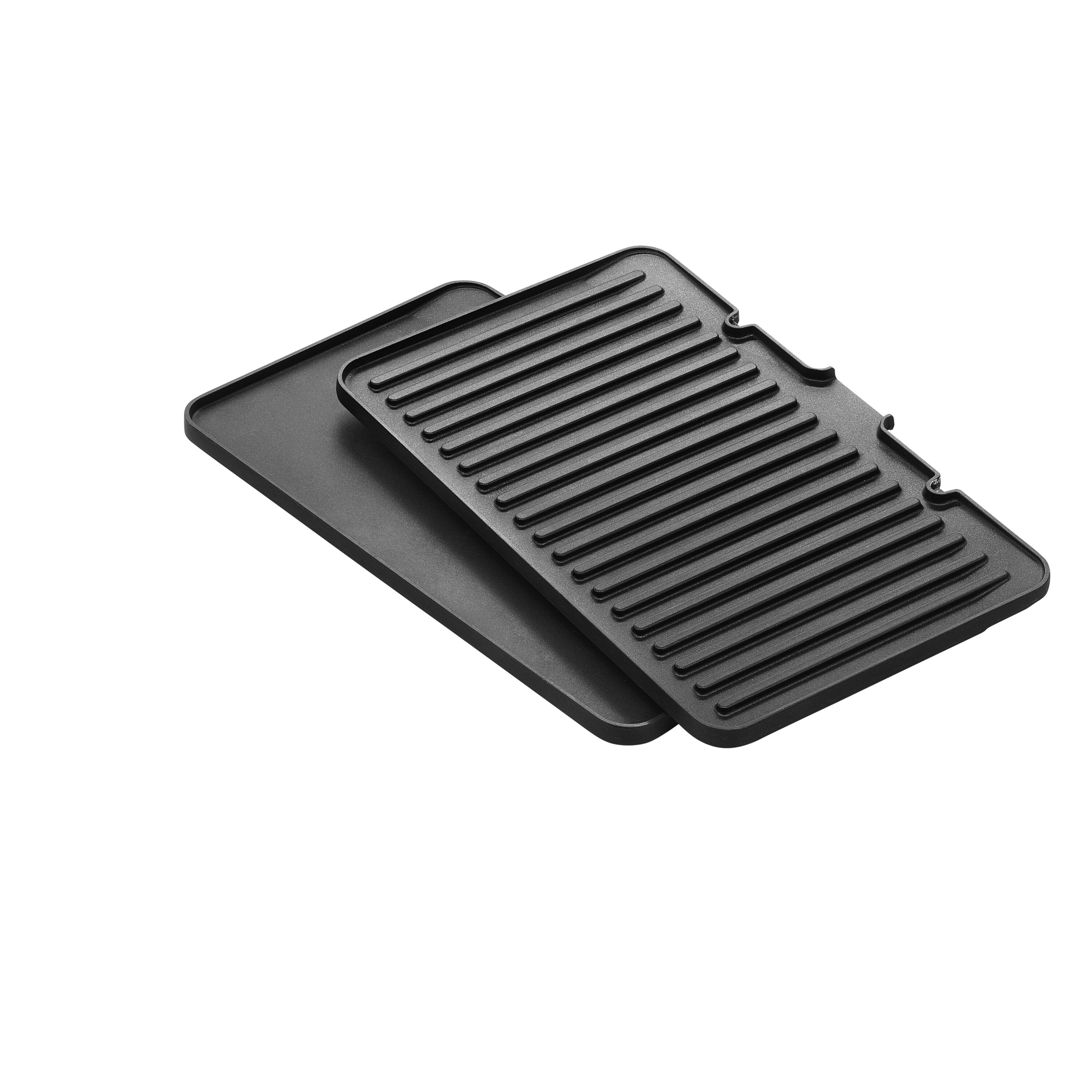 Zwei schwarze Grillplatten, eine über der anderen, weißer Hintergrund.
