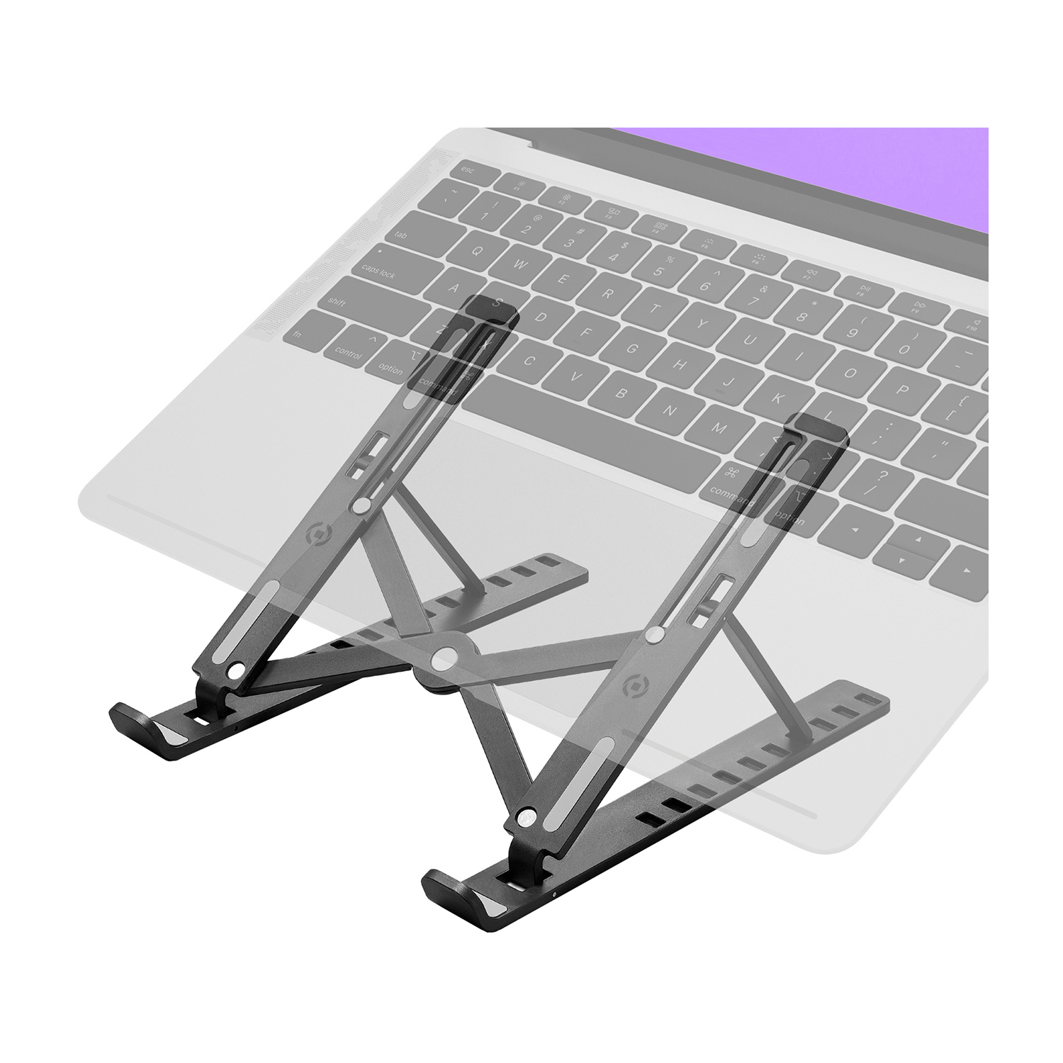 Un laptop è su un supporto argentato. Il supporto è rialzato e ha due bracci di supporto.