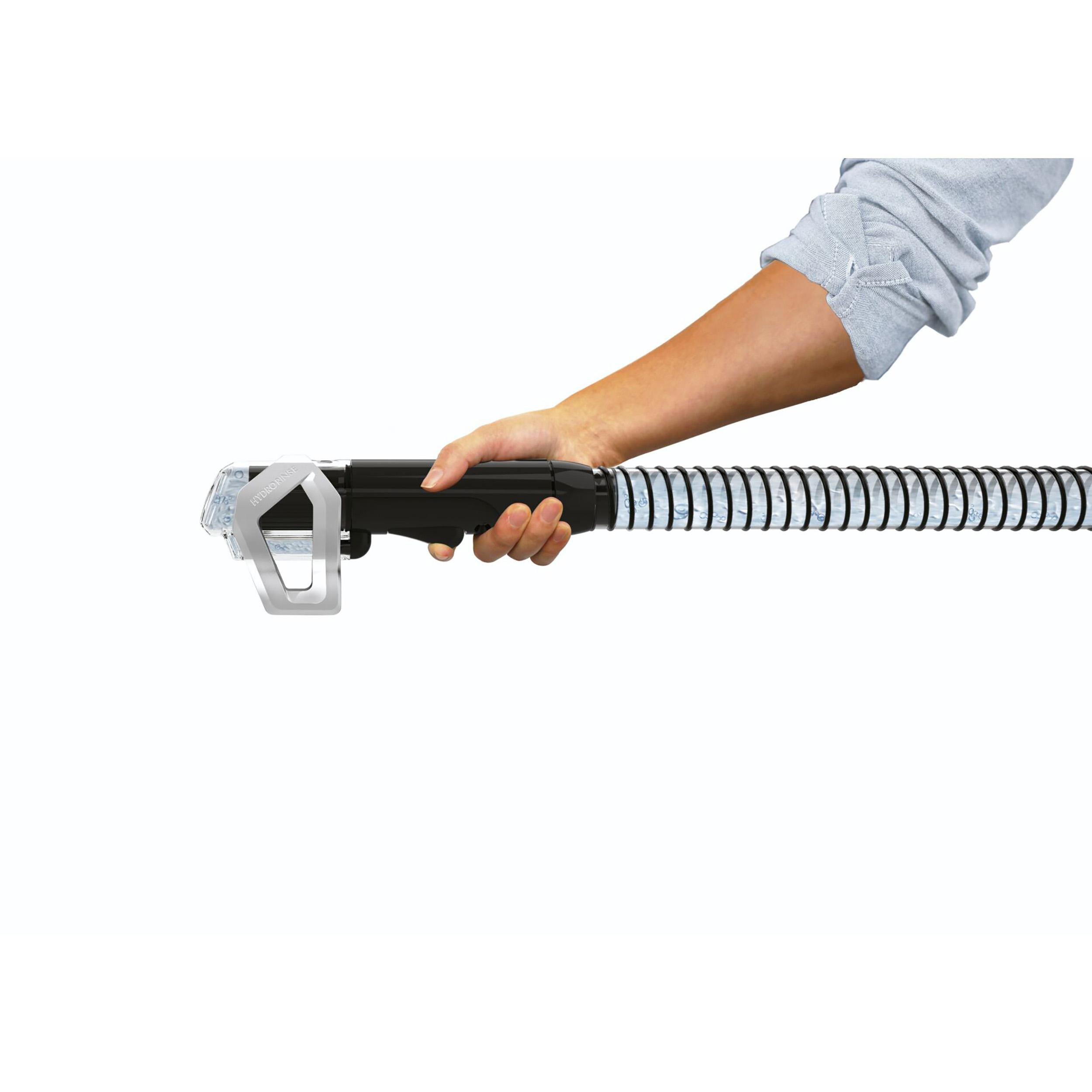 Die Hand einer Person, die ein schwarz-silbernes Reinigungswerkzeug hält, vor weißem Hintergrund.