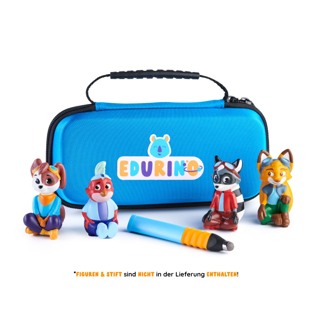 Ein blaues Federmäppchen mit Cartoon-Tierfiguren und einem Bleistift, vor weißem Hintergrund.