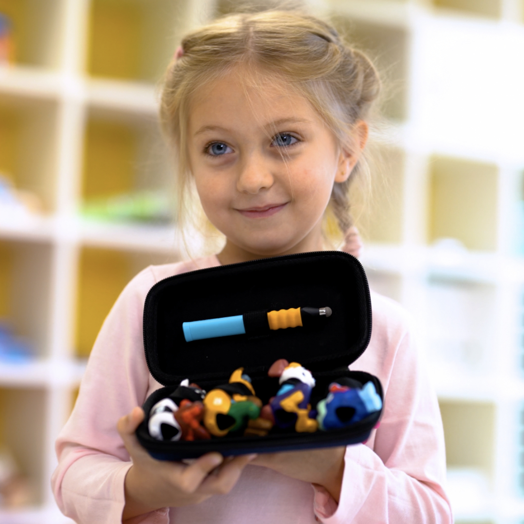 Ein Mädchen hält ein Federmäppchen mit Cartoonfiguren.