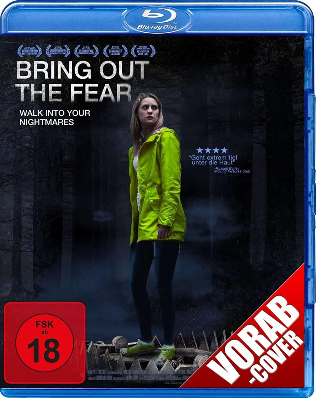 Filmcover mit Frau in gelber Jacke in dunklem Wald.