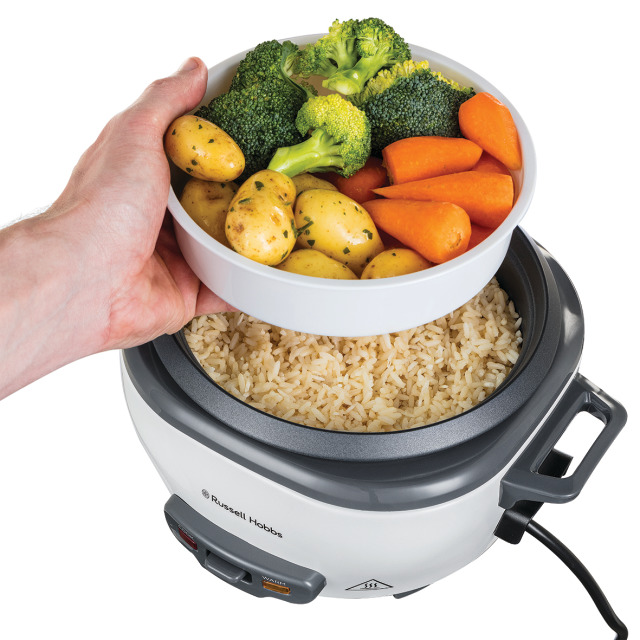 Un bol de légumes est placé sur un cuiseur à riz.