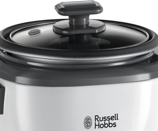 Gros plan d'un cuiseur à riz blanc avec un couvercle en verre et le logo Russell Hobbs.