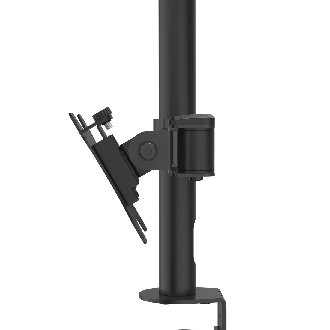 Un soporte de monitor negro con un montaje de monitor. El montaje está en ángulo y unido a un poste.
