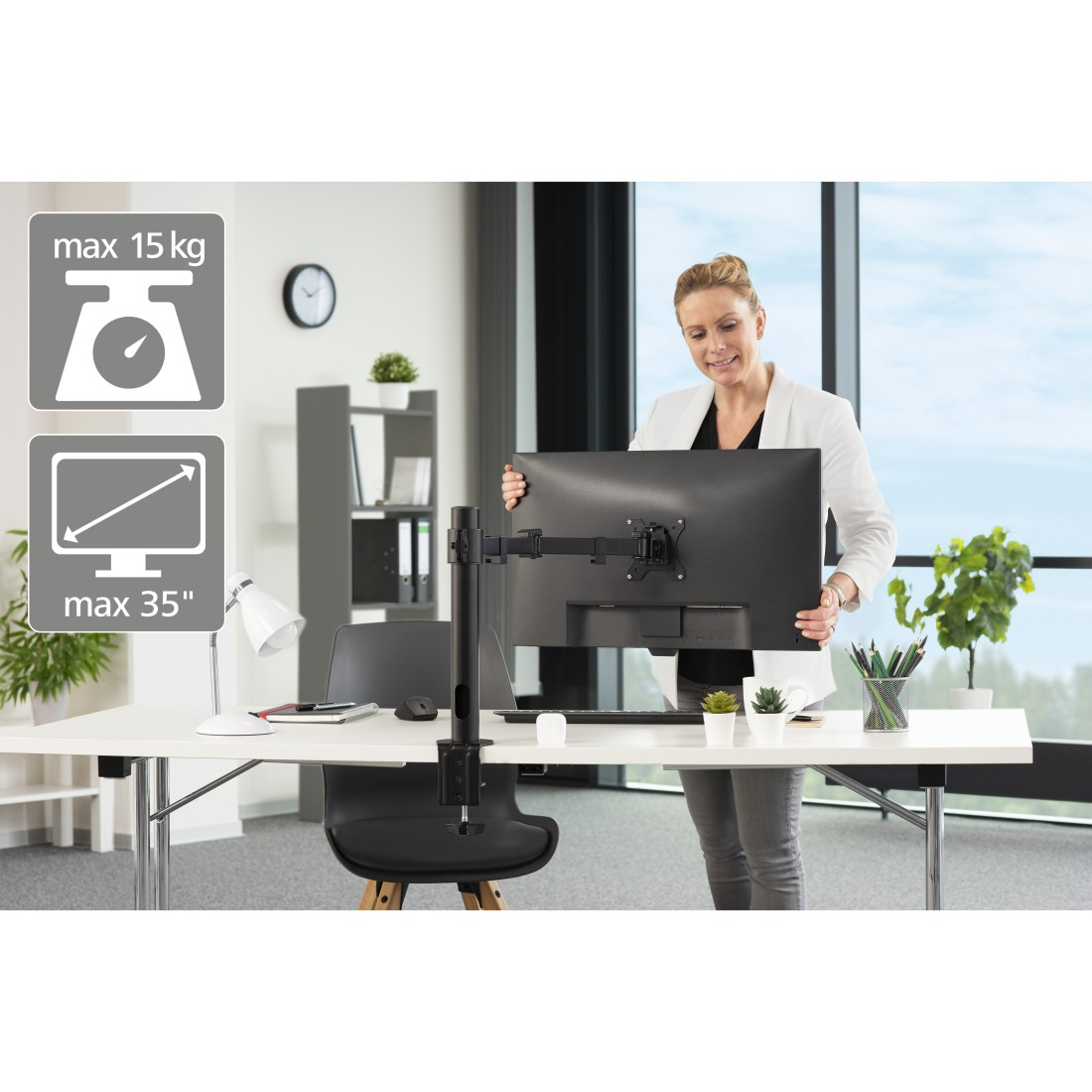 Una mujer ajusta un monitor en un escritorio blanco. Iconos y texto indican límites de peso y tamaño de pantalla.