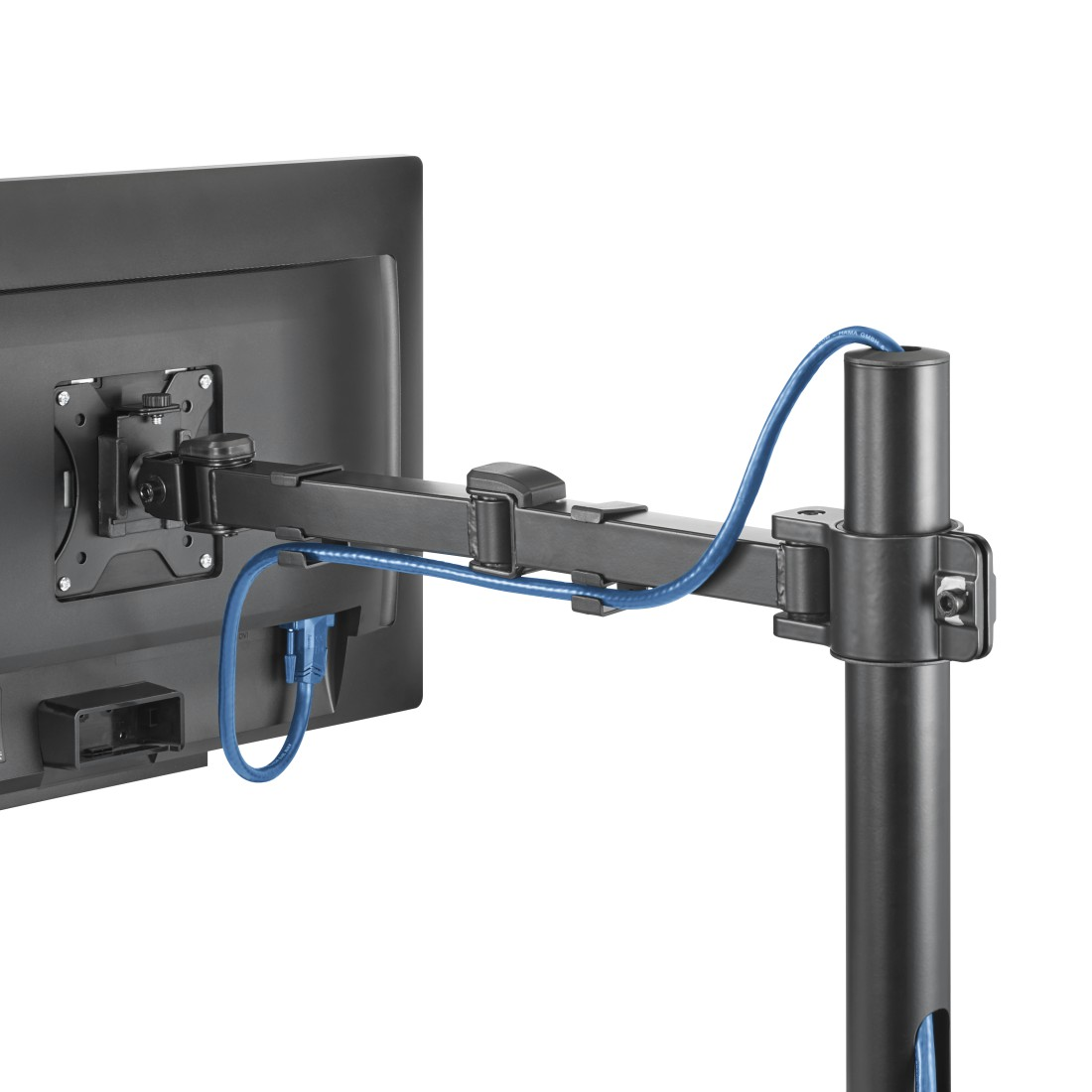 Brazo de monitor con monitor negro y cable azul. Montado en un poste negro.