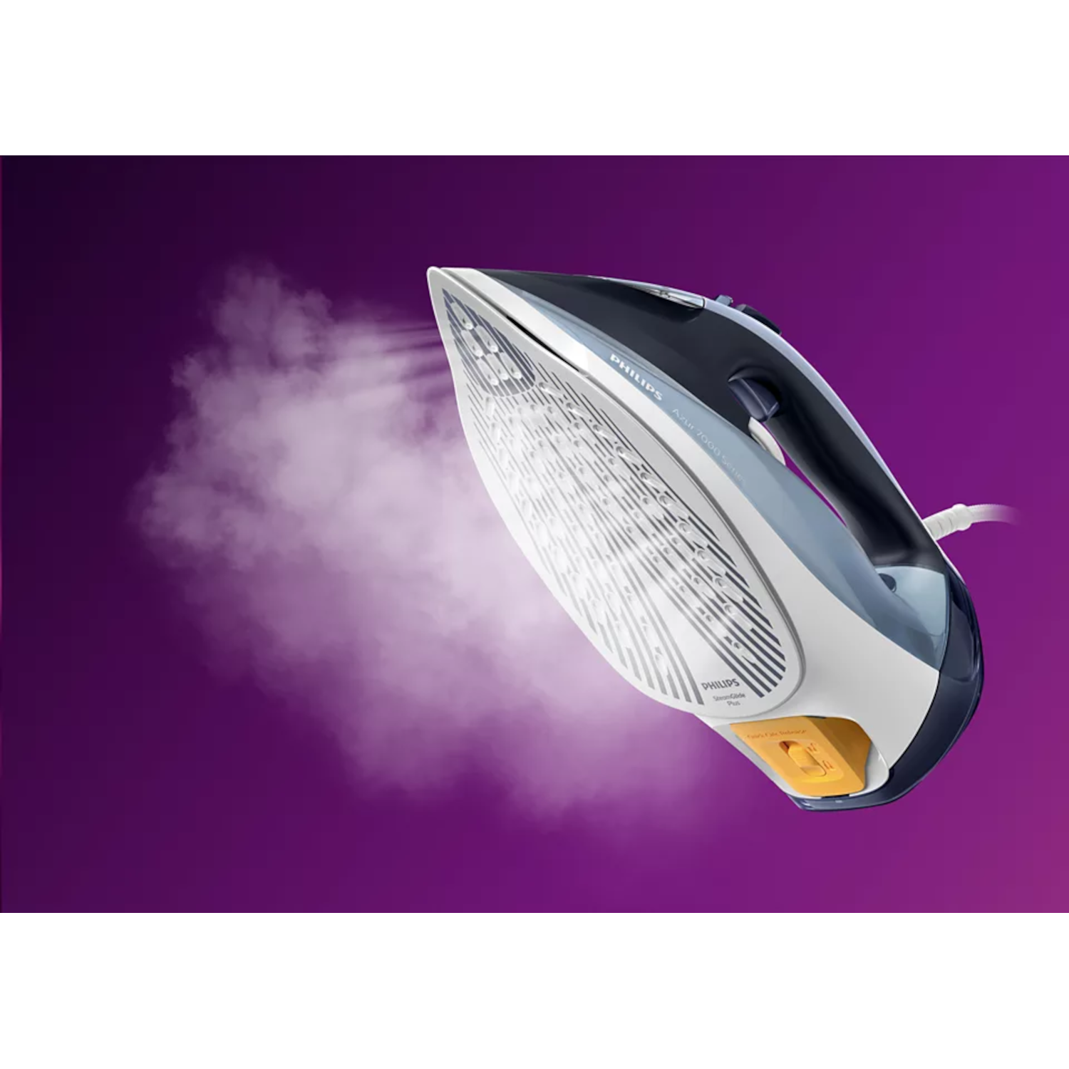 Fer à repasser avec vapeur, sur fond violet. Le fer est blanc, noir et jaune.