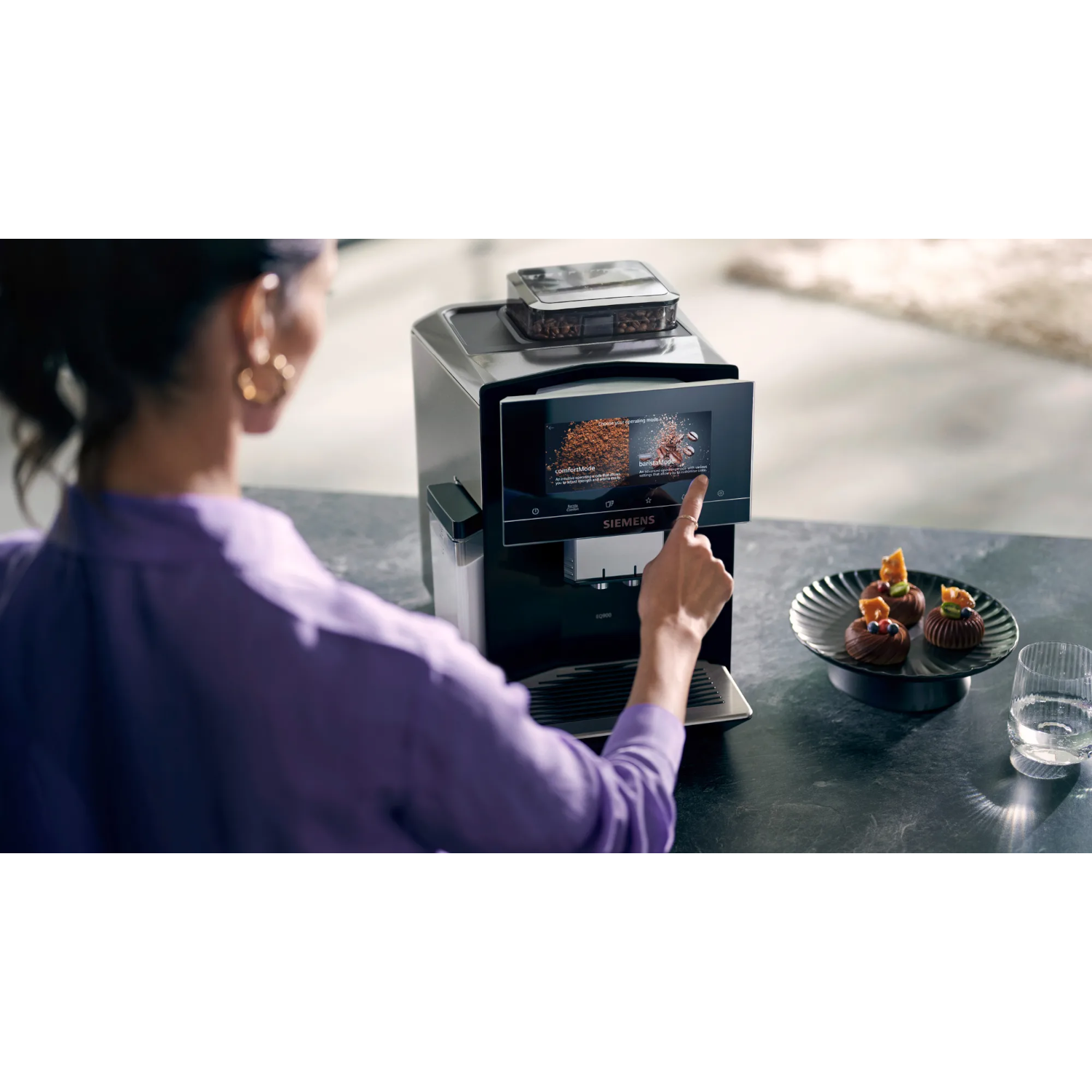 SIEMENS  Machine expresso entièrement automatique EQ900 (TQ903R09) - Machine expresso full automatique - Nombre max. de tasses: 2 - Récipient à lait externe - Argenté
