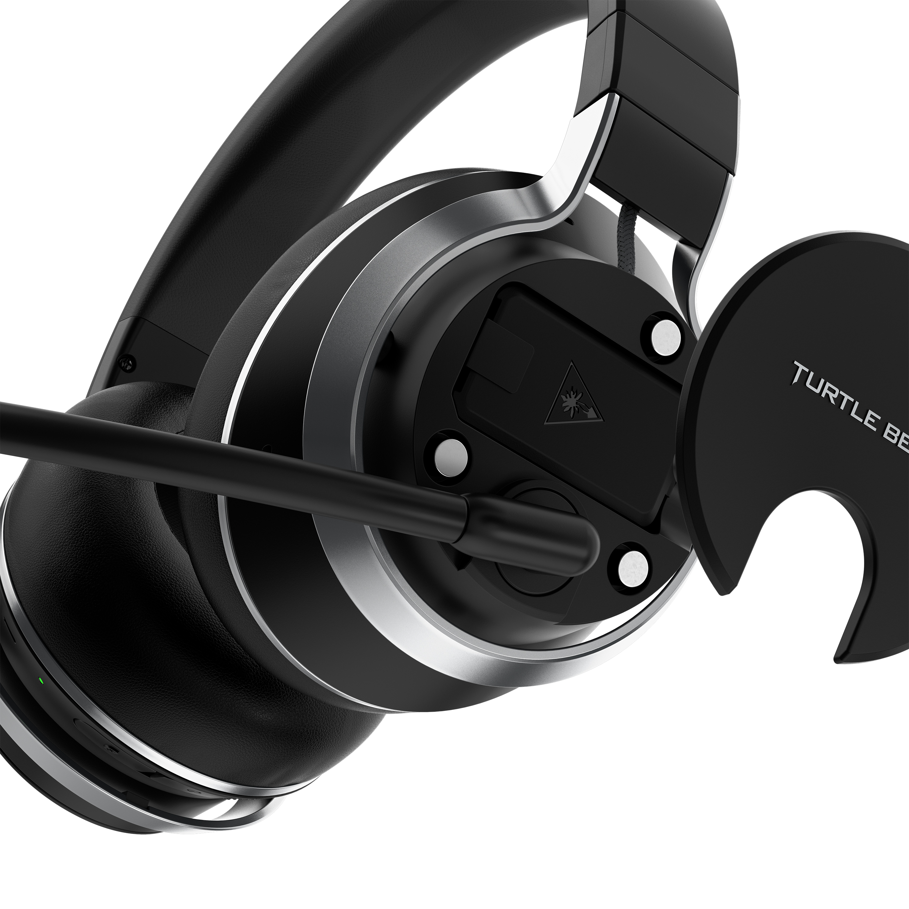 Nahaufnahme eines schwarzen und silbernen Gaming-Headsets mit abnehmbarem Mikrofon.