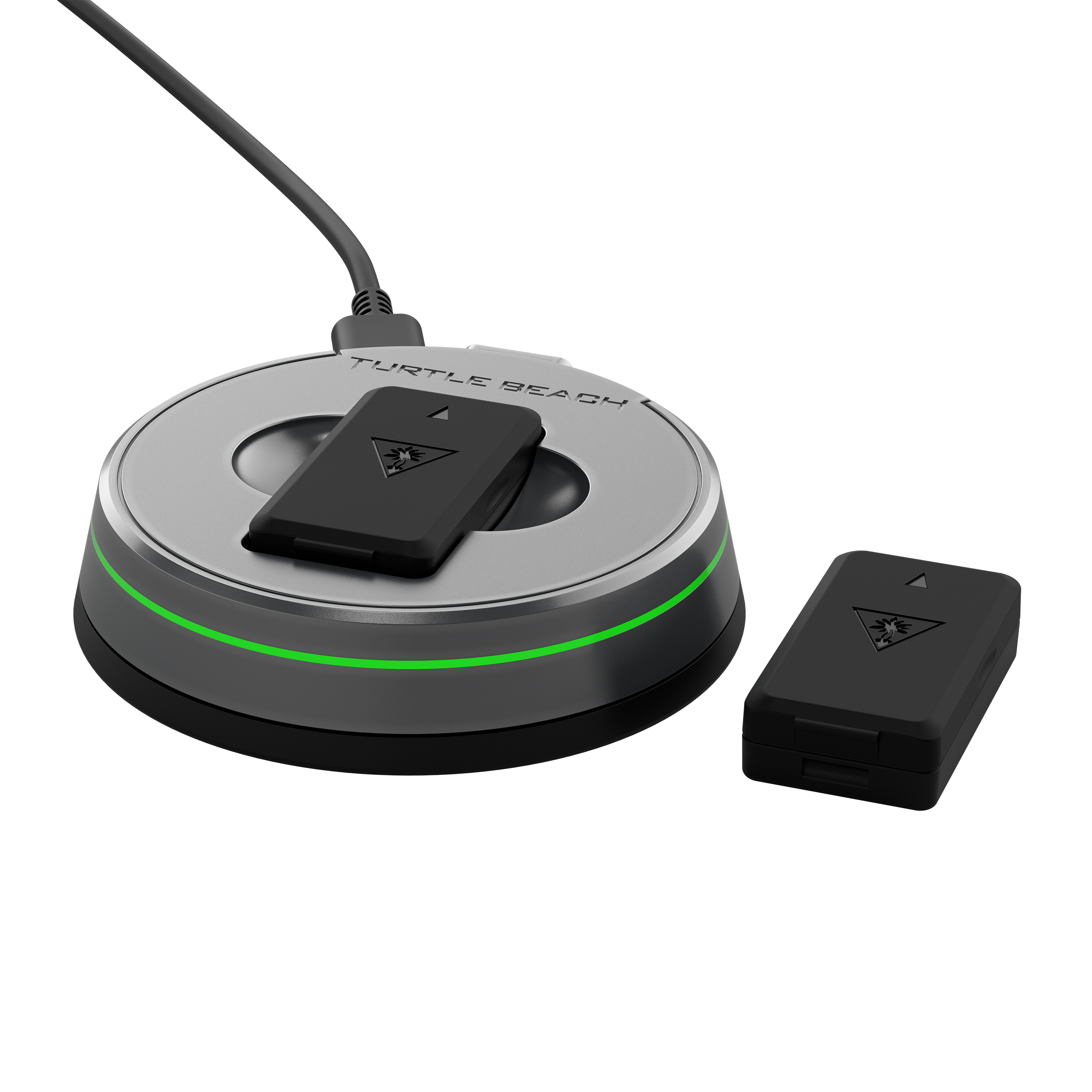 Eine schwarze Turtle Beach Ladestation mit zwei schwarzen Lade-Pucks auf weißem Hintergrund.