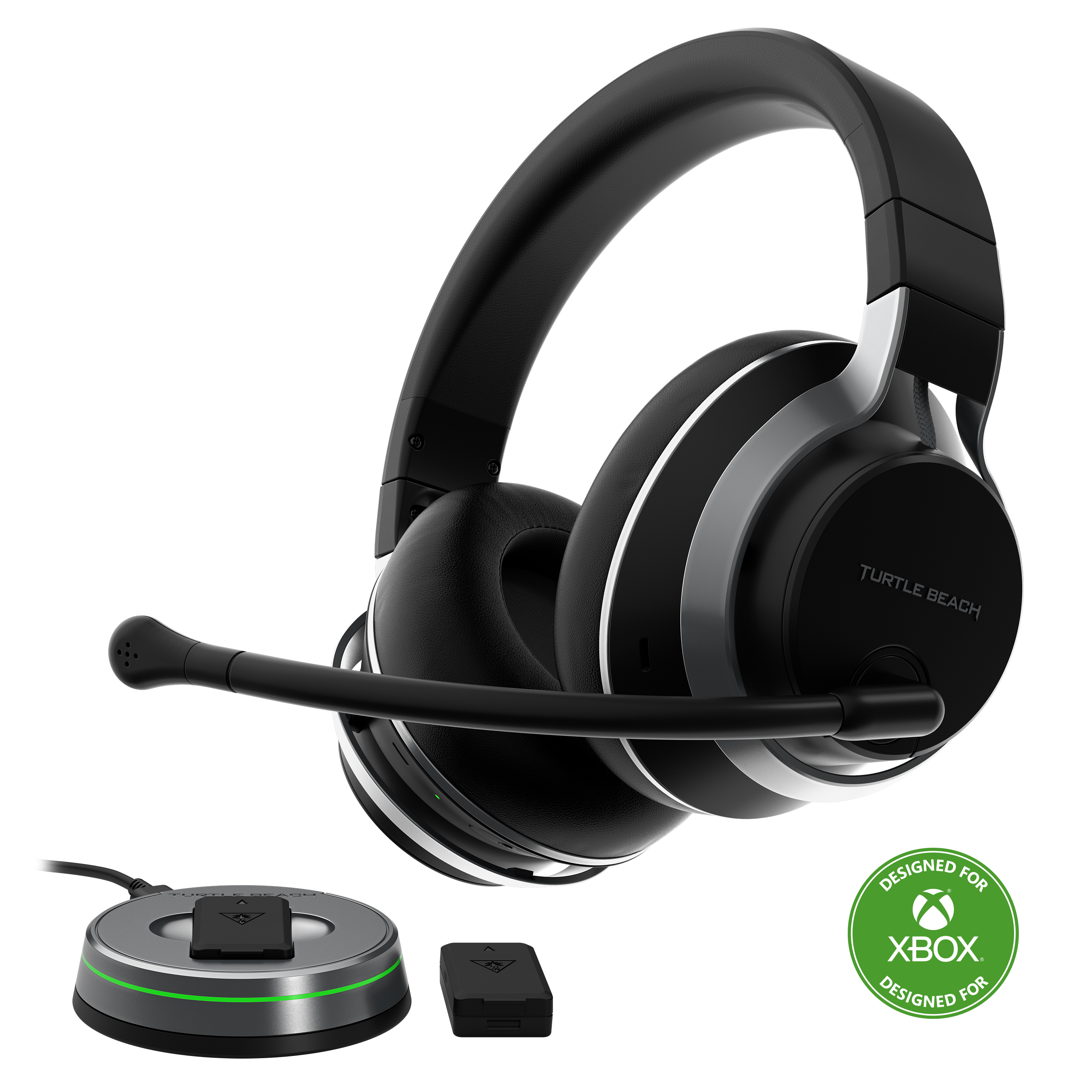 Schwarzes und silbernes Gaming-Headset mit Mikrofon und Ladestation.