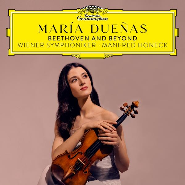 Frau mit Geige neben Text 'MARIA DUENAS' und 'WIENER SYMPHONIKER' auf pinkem Hintergrund.