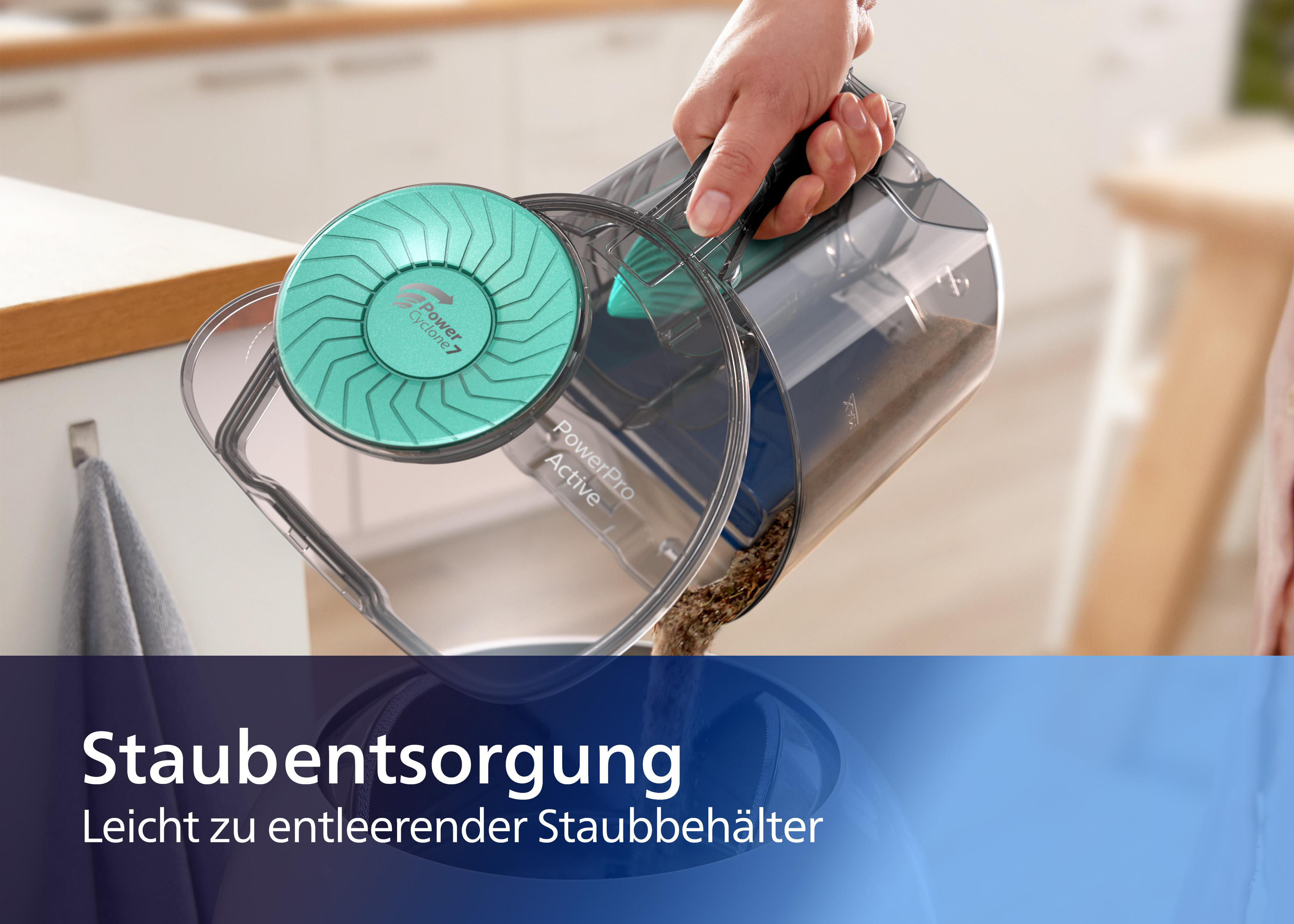 Eine Hand leert den Staubbehälter eines Staubsaugers und zeigt Filter und Schmutz.