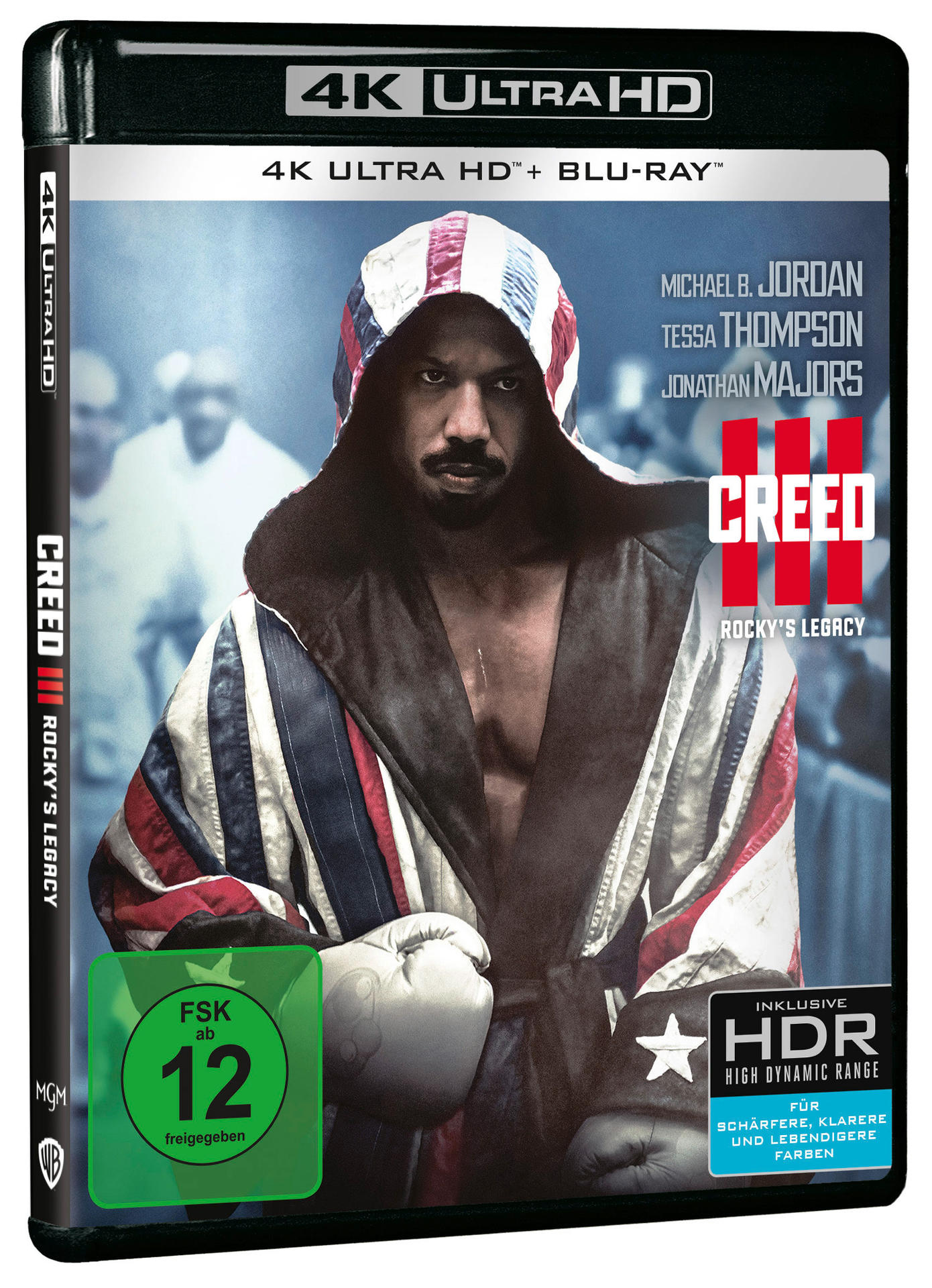 DVD-Cover mit Michael B. Jordan. Er trägt einen Bademantel. Creed III, Rocky's Legacy.