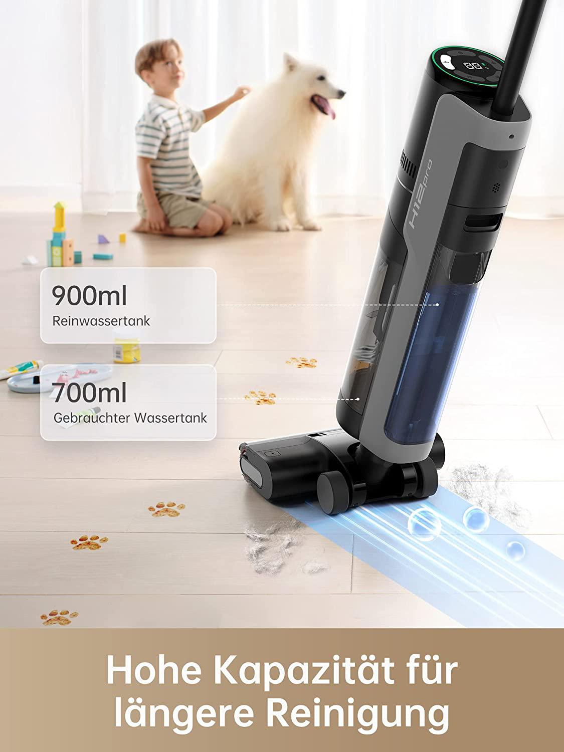 Ein Junge und ein Hund in der Nähe eines Staubsaugers, mit Text, der Tankgrößen zeigt.
