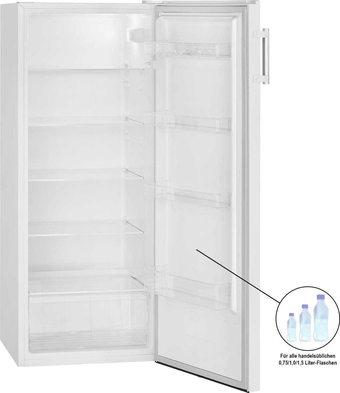 Ein weißer, offener Kühlschrank mit Regalen. Flaschen befinden sich in der Tür. Die Tür ist offen.