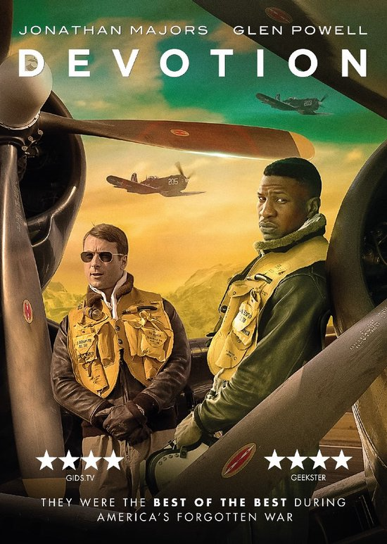 Filmposter met twee piloten voor vliegtuigen. De titel luidt 'Devotion'.