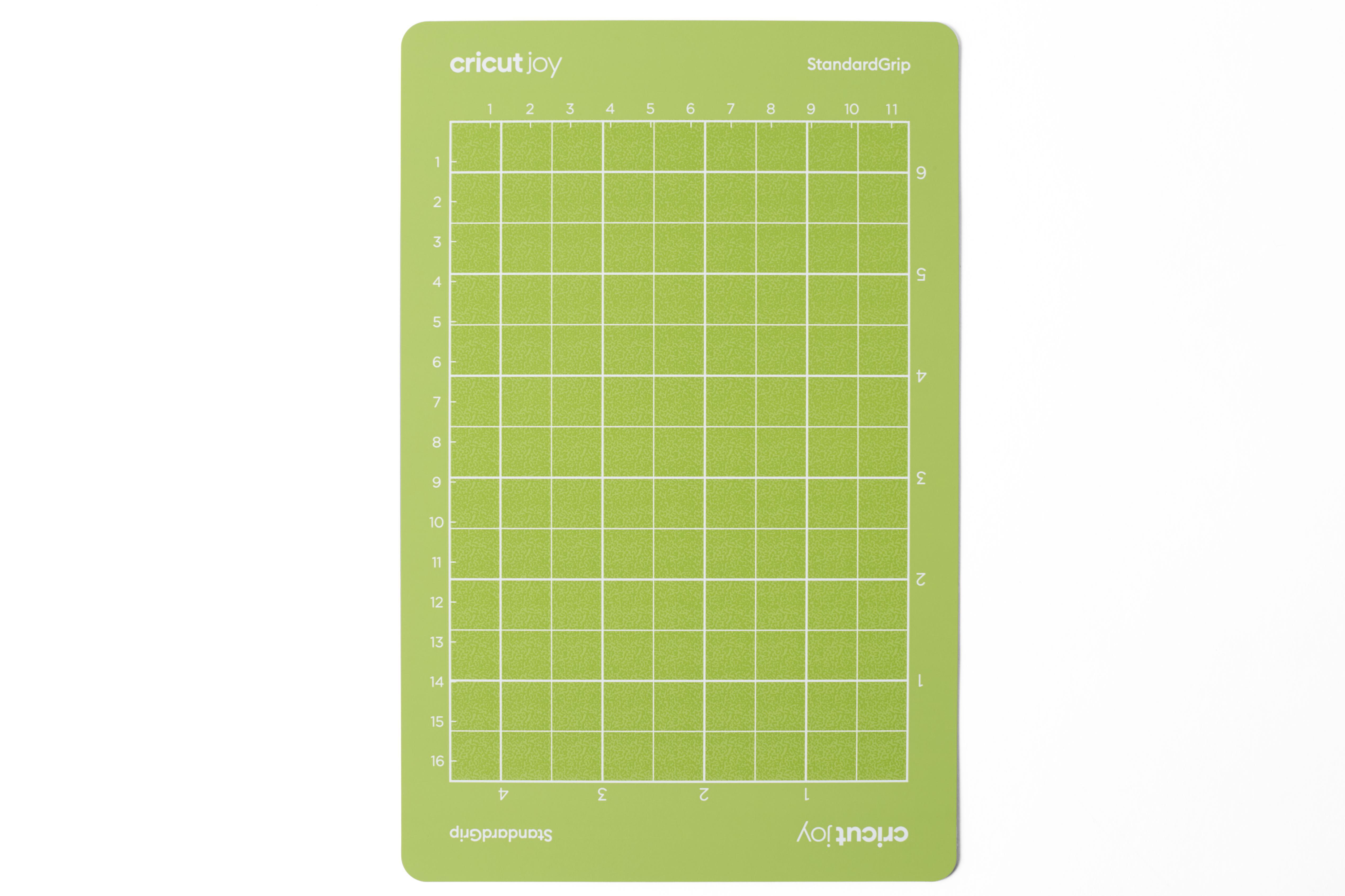 Grüne Cricut Joy StandardGrip Schneidematte mit Gitternetzlinien und Etiketten auf weißem Grund.