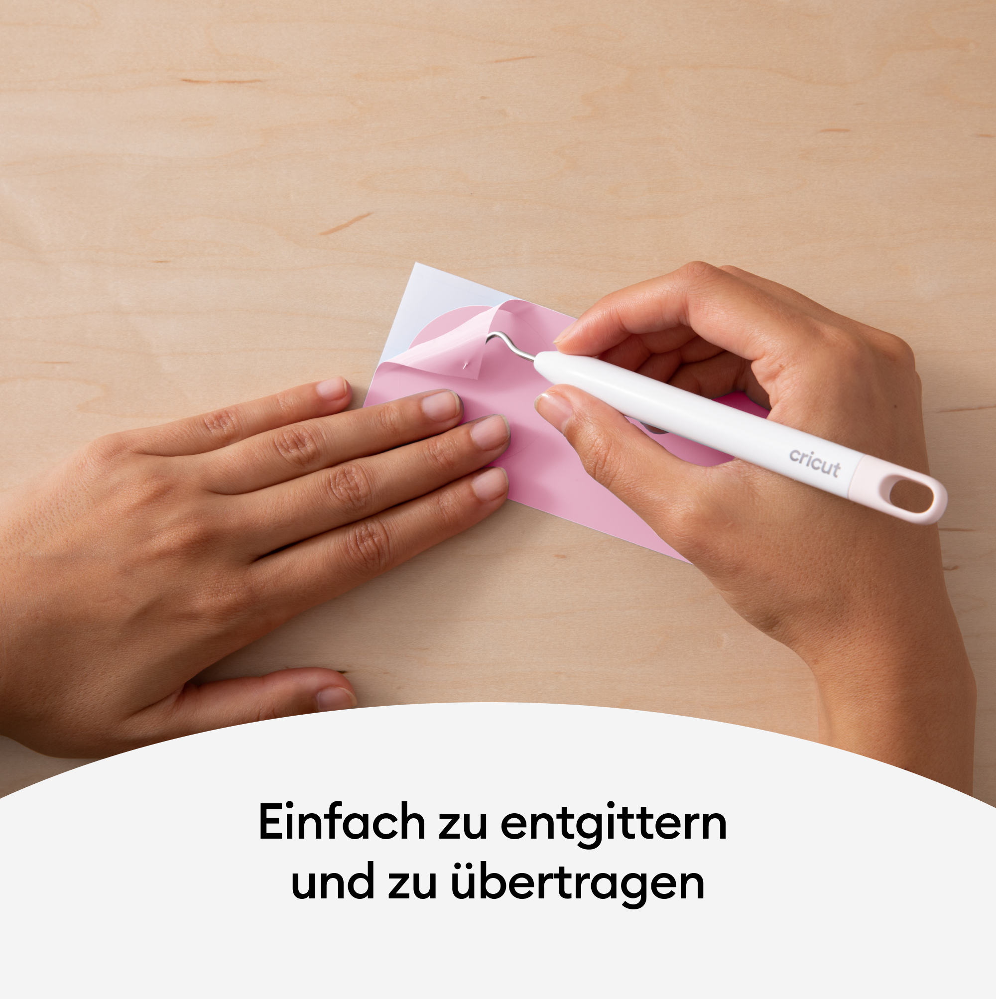 Hände benutzen ein weißes Werkzeug, um einen rosa Aufkleber abzuziehen. Text: Einfach zu entgittern.