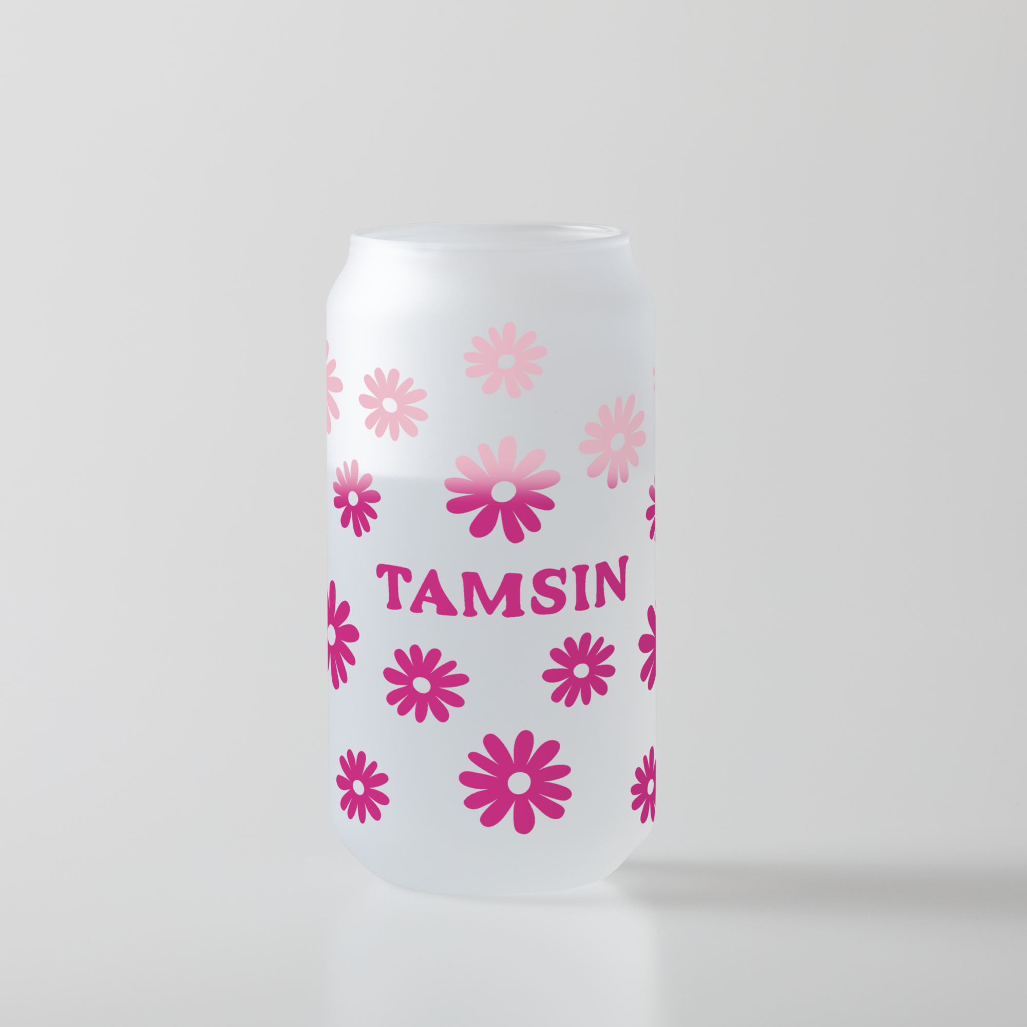Weißes, dosenförmiges Glas mit rosa Blumen und dem Namen 'TAMSIN'.