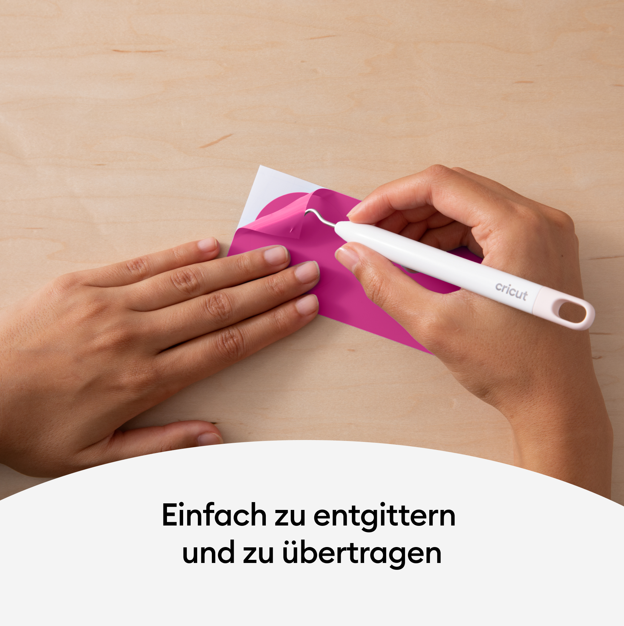 Hände, die ein Cricut-Werkzeug auf rosa Papier verwenden. Weißes Werkzeug und Papier sichtbar.