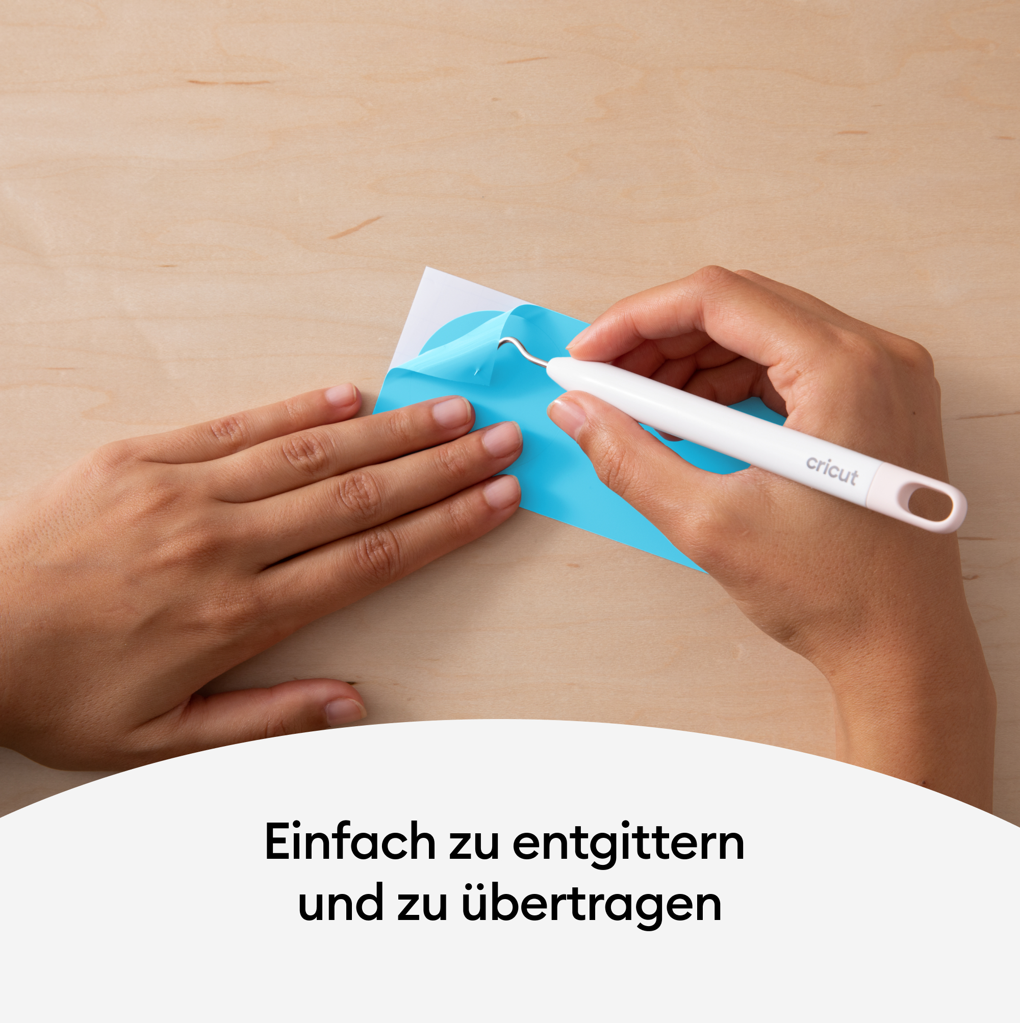 Hände, die einen blauen Aufkleber von weißem Papier abziehen.