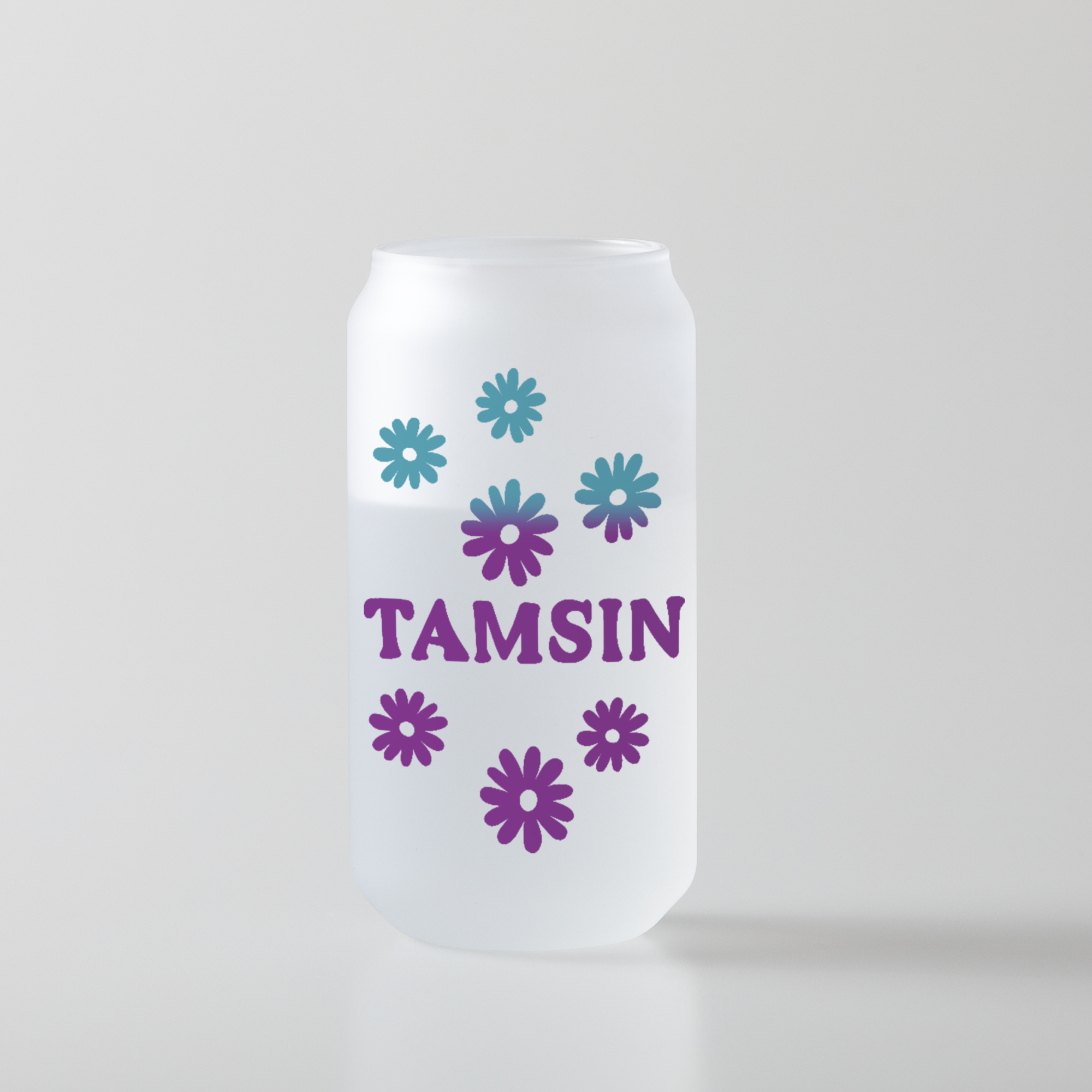 Weiße Dose mit dem lila Schriftzug 'TAMSIN', umgeben von lila und blauen Blumen.