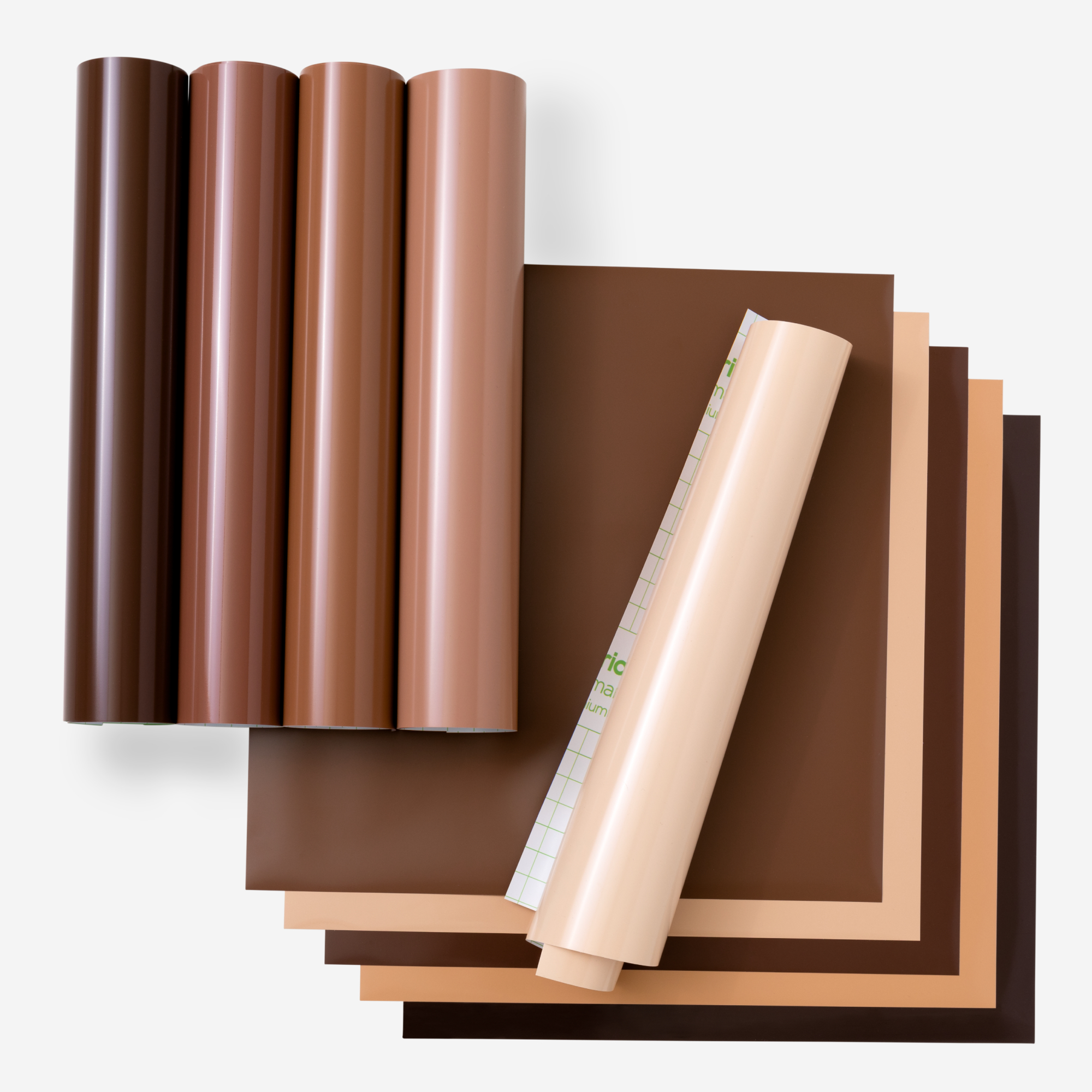 Rollen aus braunem Vinyl, mit braunen und beigefarbenen Vinylplatten. Eine Rolle ist teilweise abgerollt. Heller Hintergrund.