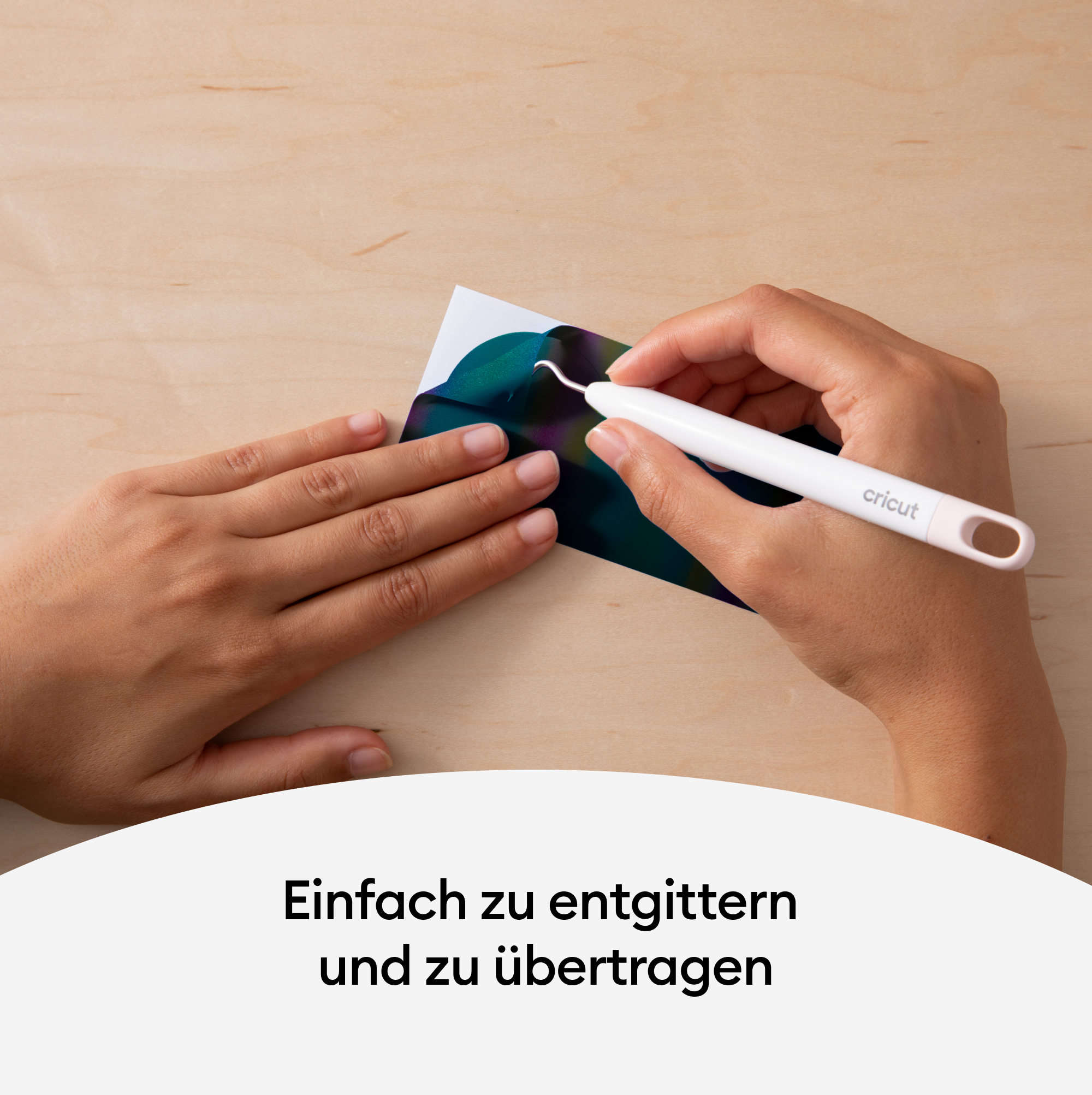Hände einer Person, die ein weißes Cricut-Werkzeug zum Entgittern eines bunten Designs verwenden.
