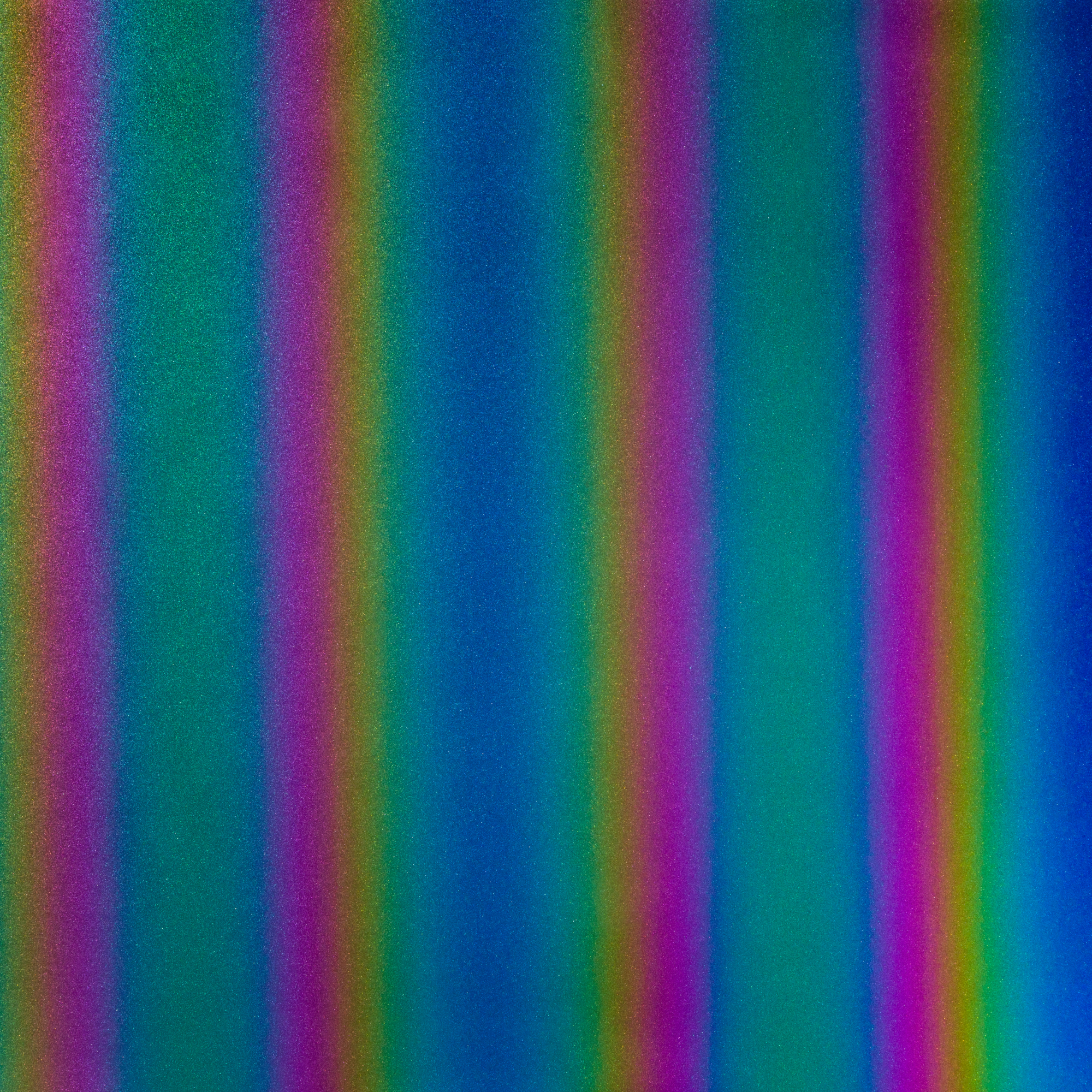 Ein Nahaufnahmebild, das einen bunten, verschwommenen Hintergrund mit Regenbogenstreifen zeigt.