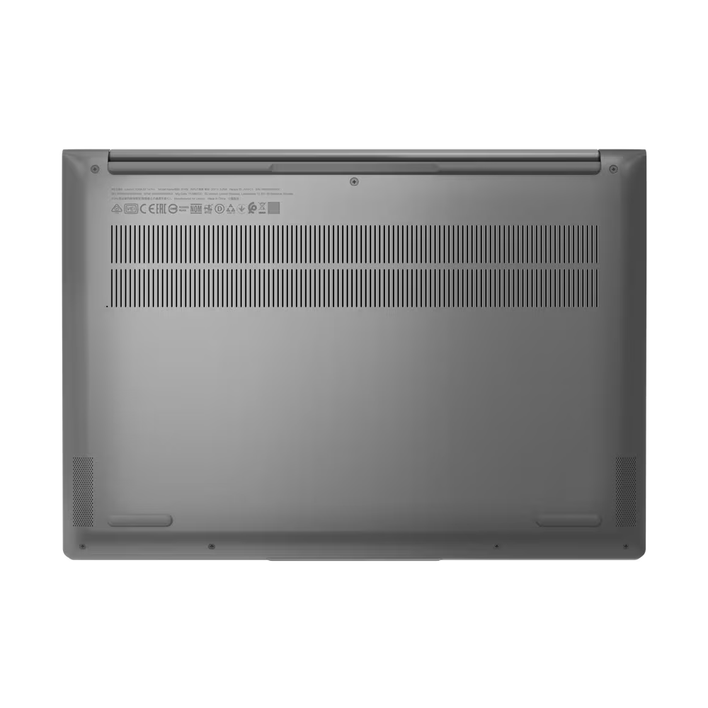 La parte inferior de una computadora portátil gris con ranuras de ventilación y pegatinas.