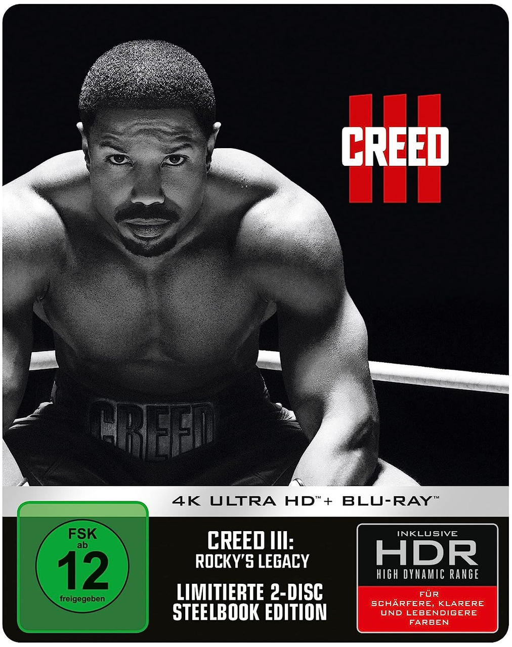 Creed 3 Blu-ray Cover. Michael B. Jordan ohne Hemd und Filmtitel. Grünes FSK 12 Logo, schwarzer Hintergrund.